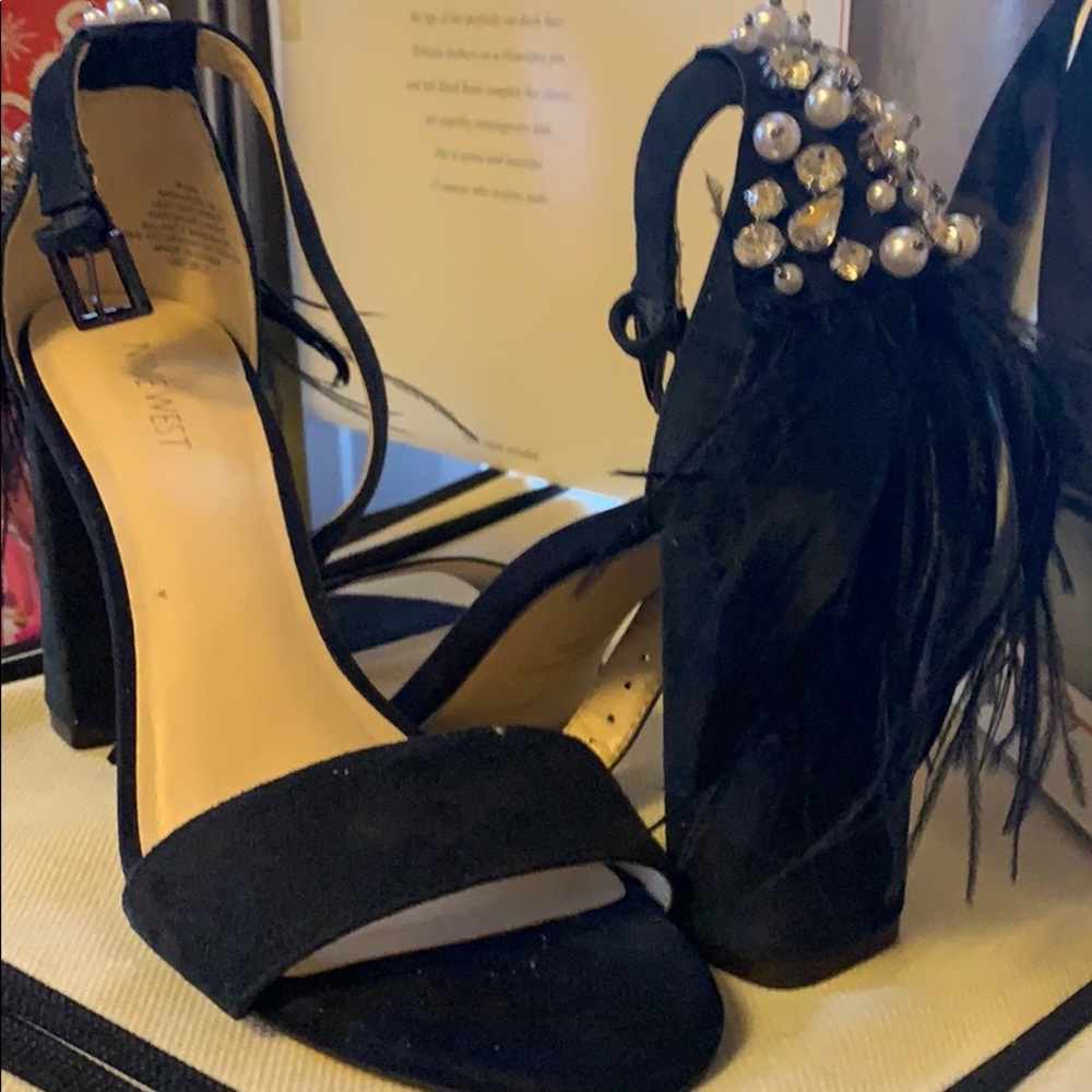 Sable pumps ; studded stones